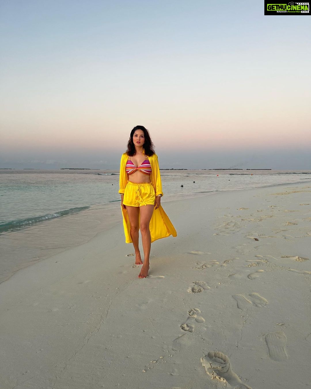 Sunny Leone Instagram - Perfect sunset!! @planmyleisure @planmyleisuretravels @FuraveriResort #furaveri #Furaverimaldives #ManyMemories Outfit by @flirtatious_india Styled by @hitendrakapopara Fashion team @tanyakalraaa @sarinabudathoki Furaveri Maldives