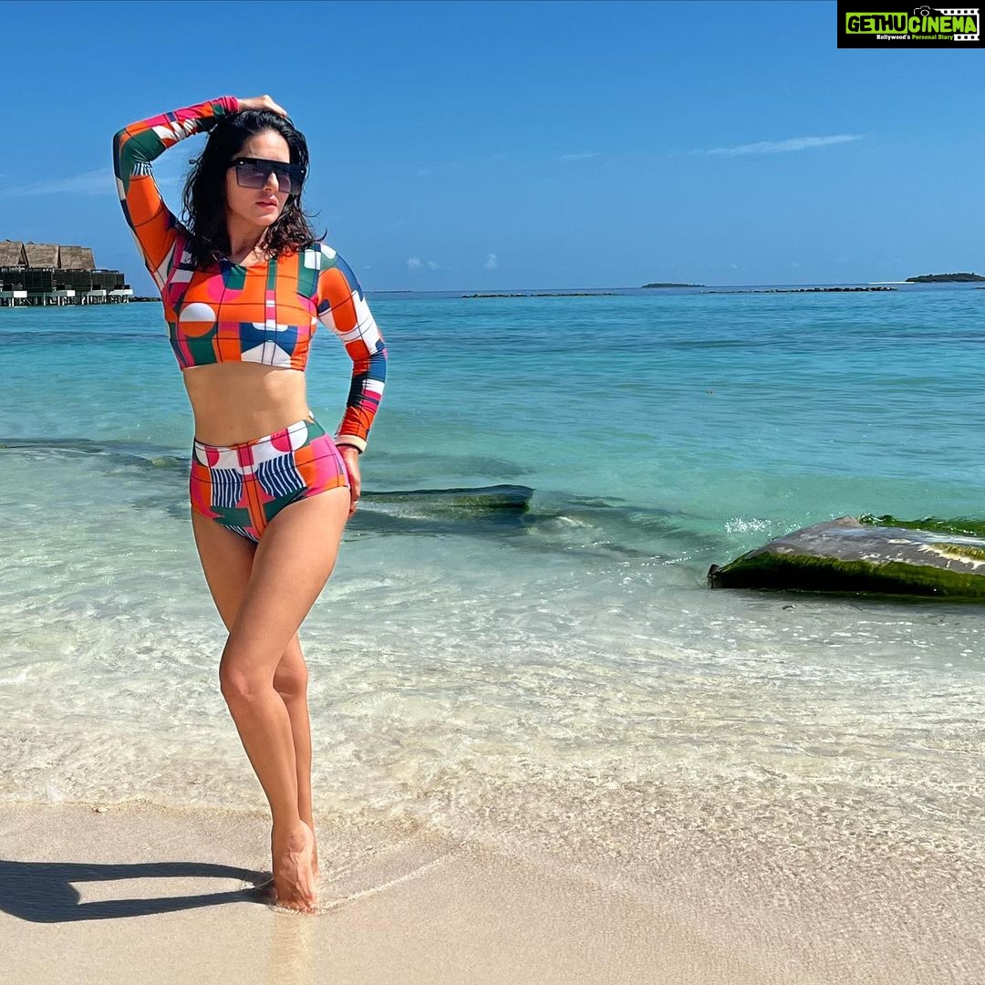 Sunny Leone Instagram - Love this bikini. Saved my arms and shoulders from burning!! Thanks ❤️❤️ @planmyleisure @FuraveriResort #furaveri #Furaverimaldives #ManyMemories Outfit by @flirtatious_india Styled by @hitendrakapopara Fashion team @tanyakalraaa @sarinabudathoki Furaveri Maldives