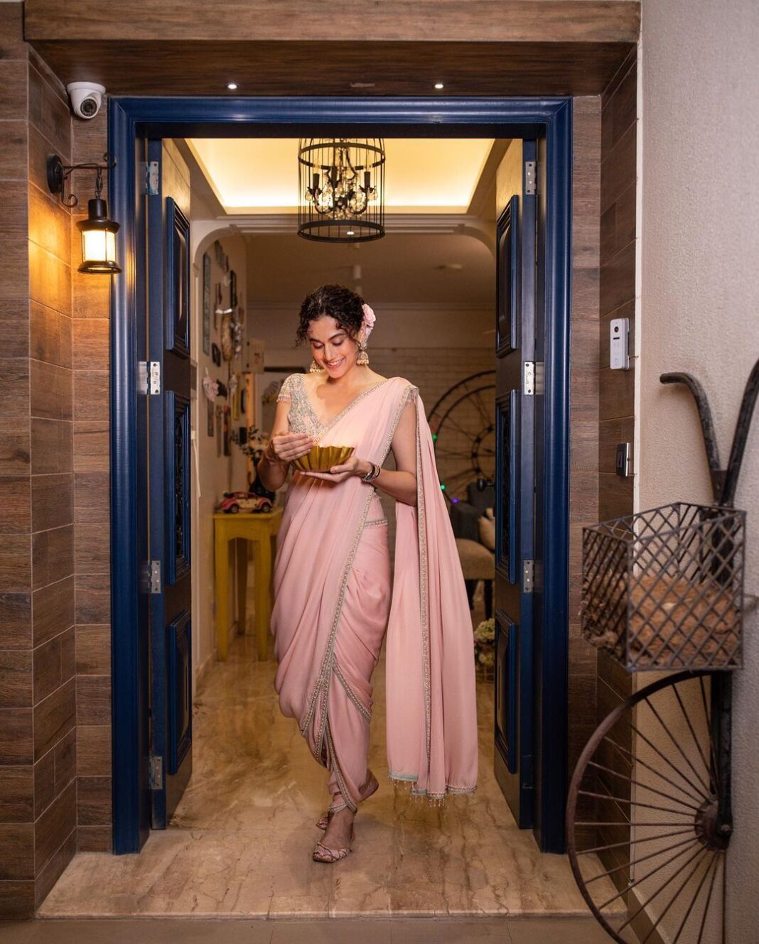 Taapsee Pannu Instagram - दीप जलाओ, दीप जलाओ, आज दिवाली रे खुशी-खुशी सब हंसते आओ, आज दिवाली रे HAPPY DIWALI Let there be Light! #HappyDiwali