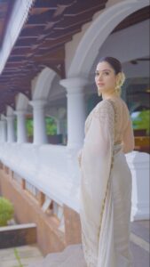Tamannaah Instagram - Namaskaram from God’s own country… 🥰✨ Stylist: @stylebyami assisted by @anoooooshka Outfit: @sawangandhiofficial Jewellery: @amrapalijewels Hair and Makeup: @florianhurel assisted by @bhaktilakhani Video by @rahul.singh.143 #Reels #ReelsIndia #ReelsInstagram #Kerala