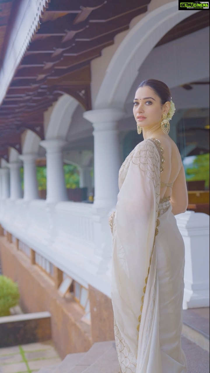 Tamannaah Instagram - Namaskaram from God’s own country… 🥰✨ Stylist: @stylebyami assisted by @anoooooshka Outfit: @sawangandhiofficial Jewellery: @amrapalijewels Hair and Makeup: @florianhurel assisted by @bhaktilakhani Video by @rahul.singh.143 #Reels #ReelsIndia #ReelsInstagram #Kerala