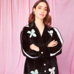 Tamannaah Instagram - Make it Miss B… but from Fatehpur Beri 😉🖤😛 Outfit: @kanikagoyallabel Jewelry: @viangevintage @jet_gems Stylist: @stylebyami assisted by @anoooooshka Hair: @hairbyseema Makeup: @divyachablani15 Photographer: @tejasnerurkarr