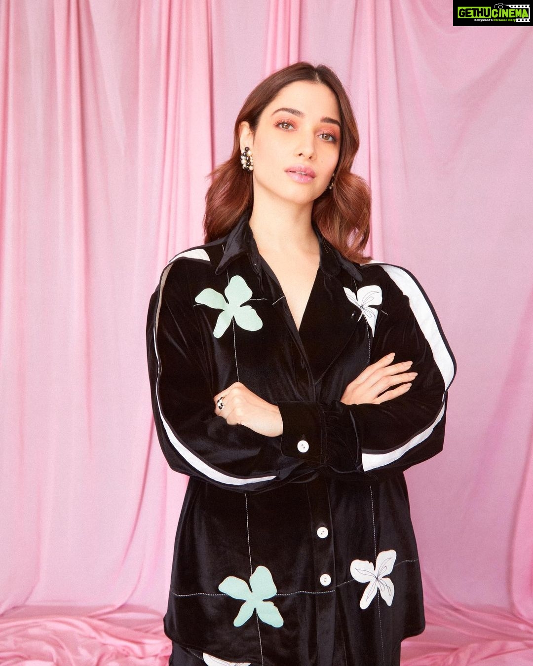 Tamannaah Instagram - Make it Miss B… but from Fatehpur Beri 😉🖤😛 Outfit: @kanikagoyallabel Jewelry: @viangevintage @jet_gems Stylist: @stylebyami assisted by @anoooooshka Hair: @hairbyseema Makeup: @divyachablani15 Photographer: @tejasnerurkarr