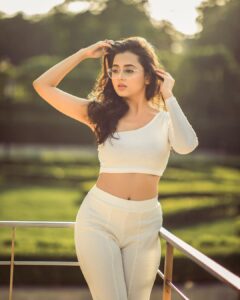 Tejasswi Prakash Instagram - It’s impossible for one not to jump into another’s frame and afford being away… Unapologetically US @kkundrra . . . 📸 @shivamduaphotography Outfit @feeltwenty Styled by @natashaabothra With @simstyles20 @teamnatashaabothra