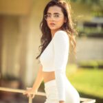Tejasswi Prakash Instagram - It’s impossible for one not to jump into another’s frame and afford being away… Unapologetically US @kkundrra . . . 📸 @shivamduaphotography Outfit @feeltwenty Styled by @natashaabothra With @simstyles20 @teamnatashaabothra