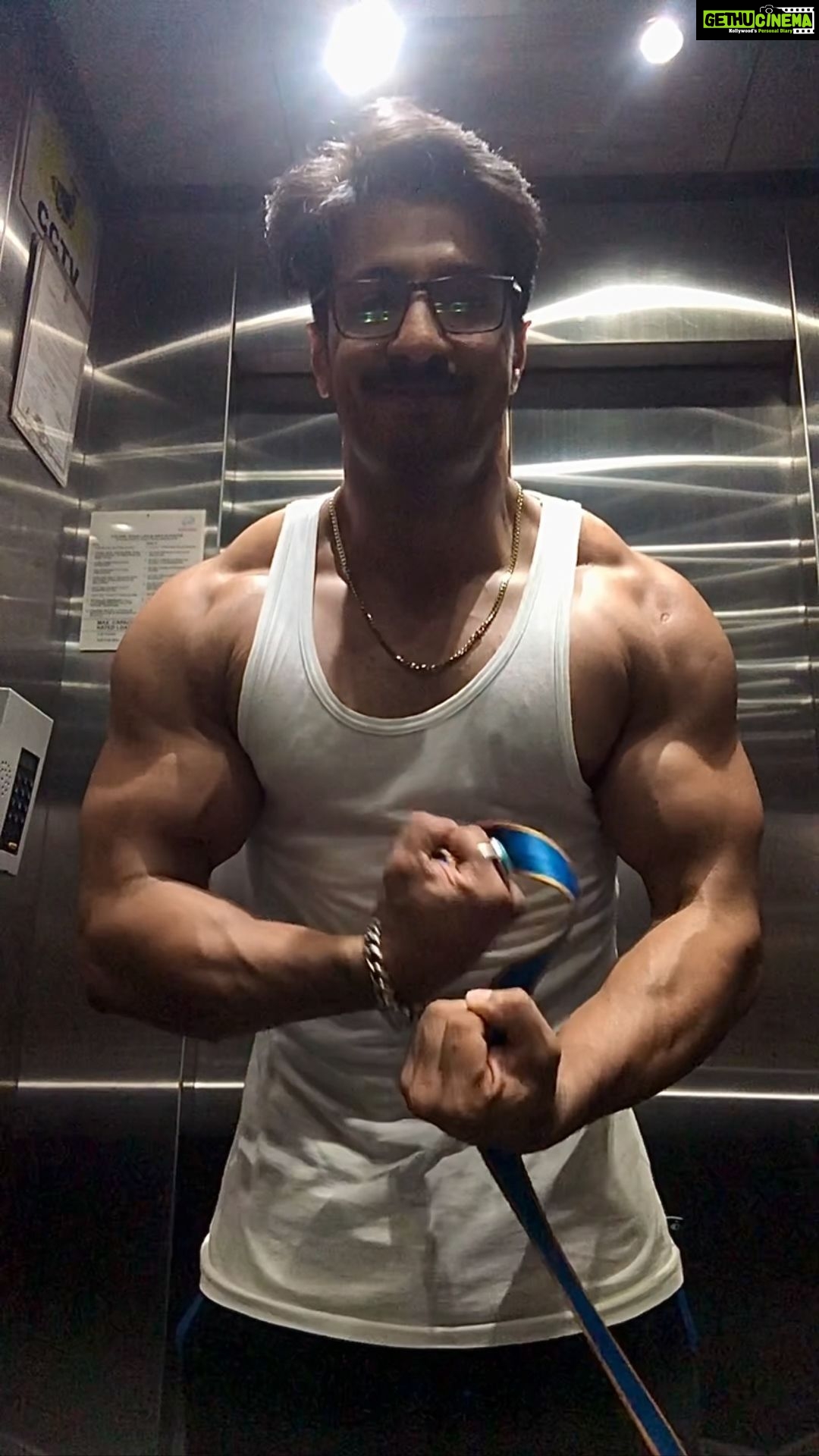 Thakur Anoop Singh Instagram - Who else can relate to this when all alone in a lift? We boys definitely do 😀 💪 🐶