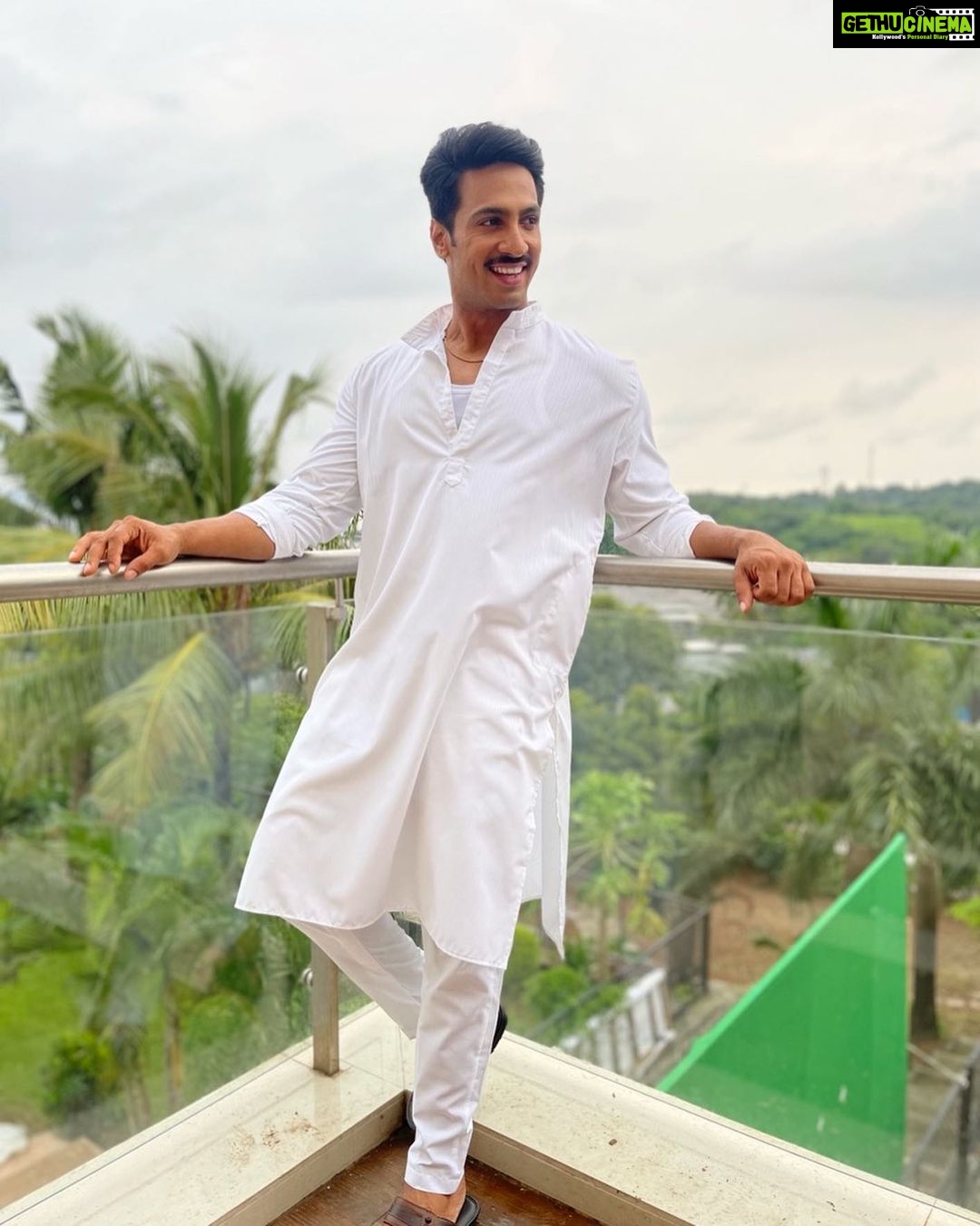 Thakur Anoop Singh Instagram - Once you reach the top one looks for simplicity In everything 🌈 Last few days of filming as Captain Abhimanyu Shastri before we wrap up my next film #Control with @penmovies Madh Island Shooting