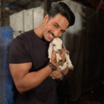 Thakur Anoop Singh Instagram - When you are shooting a night shift and get visited by a cute friend to boost up your mood! 🐑 On sets #Control