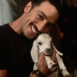 Thakur Anoop Singh Instagram - When you are shooting a night shift and get visited by a cute friend to boost up your mood! 🐑 On sets #Control