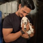 Thakur Anoop Singh Instagram - When you are shooting a night shift and get visited by a cute friend to boost up your mood! 🐑 On sets #Control