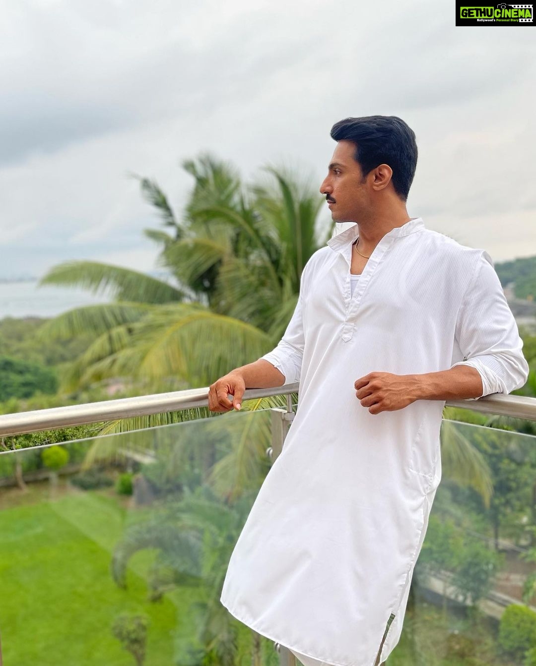 Thakur Anoop Singh Instagram - Once you reach the top one looks for simplicity In everything 🌈 Last few days of filming as Captain Abhimanyu Shastri before we wrap up my next film #Control with @penmovies Madh Island Shooting