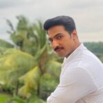 Thakur Anoop Singh Instagram - Once you reach the top one looks for simplicity In everything 🌈 Last few days of filming as Captain Abhimanyu Shastri before we wrap up my next film #Control with @penmovies Madh Island Shooting