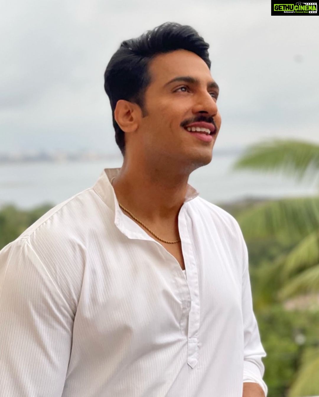Thakur Anoop Singh Instagram - Once you reach the top one looks for simplicity In everything 🌈 Last few days of filming as Captain Abhimanyu Shastri before we wrap up my next film #Control with @penmovies Madh Island Shooting