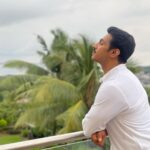 Thakur Anoop Singh Instagram - Once you reach the top one looks for simplicity In everything 🌈 Last few days of filming as Captain Abhimanyu Shastri before we wrap up my next film #Control with @penmovies Madh Island Shooting