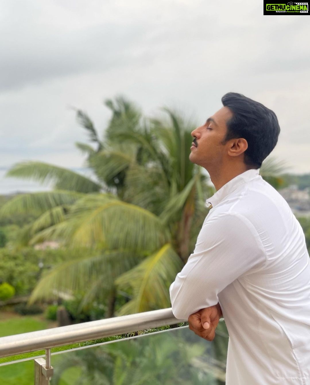 Thakur Anoop Singh Instagram - Once you reach the top one looks for simplicity In everything 🌈 Last few days of filming as Captain Abhimanyu Shastri before we wrap up my next film #Control with @penmovies Madh Island Shooting