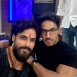 Thakur Anoop Singh Instagram – When Dritarashtra met Duryodhan after 8 years last night! 

Ab main tumhara putra dikhne laga hoon @arpitranka 😄