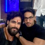 Thakur Anoop Singh Instagram - When Dritarashtra met Duryodhan after 8 years last night! Ab main tumhara putra dikhne laga hoon @arpitranka 😄