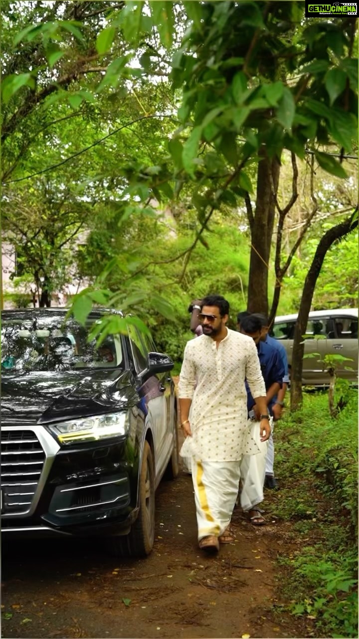 Tovino Thomas Instagram - Sneak Peak into our onam on the sets of #AdrishyaJaalakangal !!! #InvisibleWindows @ellanar_films @mythrioffical @tovinothomas_productions @tovinothomas @nimisha_sajayan @actorindrans @radhika_lavu @dr_biju_official @flevioffical @jayashree_lakshminarayanan @yedhu05 @dileepdaz @rickykej @Sravanthi_Kandanala @jchrisjerome #AravindKR @eldhoselvaraj @davis_manuel @pattanamsha @pramod.thomas.986 π₯ @anupchacko πΆ @neeraj_madhav #Aarppoo Kannur