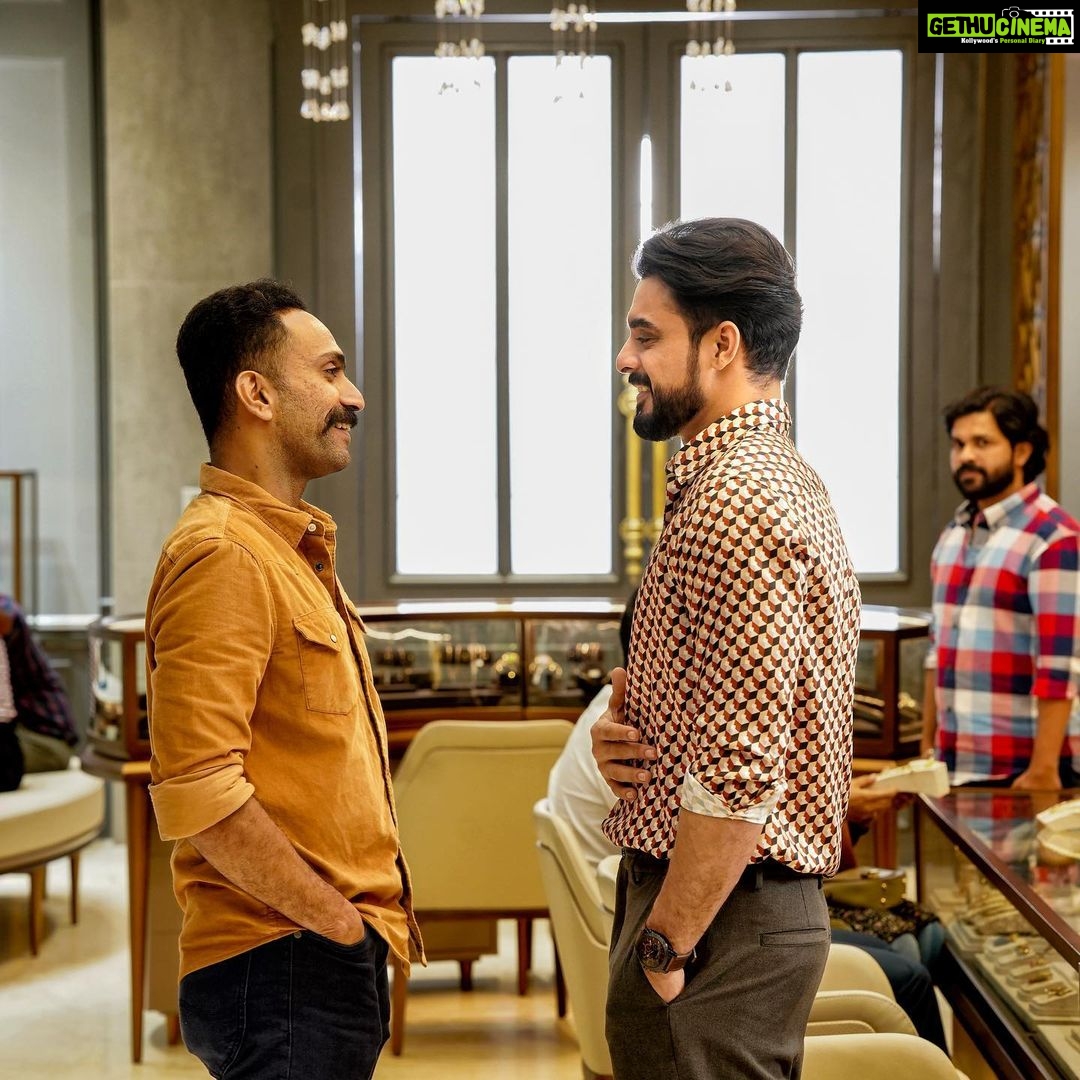 Tovino Thomas Instagram - ഒരു പാർട്ടിക്ക് വിളിച്ചാ വരുവോ ? @shinetomchacko_official #Reji #thallumaala @shafikollam_official