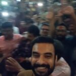 Tovino Thomas Instagram - മൂന്നാം വാരവും ആരവം കുറയാതെ തല്ലുമാല !! കോട്ടക്കൽ ലീനയിലെ 63ആമത്തെ HOUSEFULL ഷോയിൽ ഞങ്ങളും ❤️ ഔന്റെടാ ...!!!! #thallumaalavibes #kottakkal Kottakkal