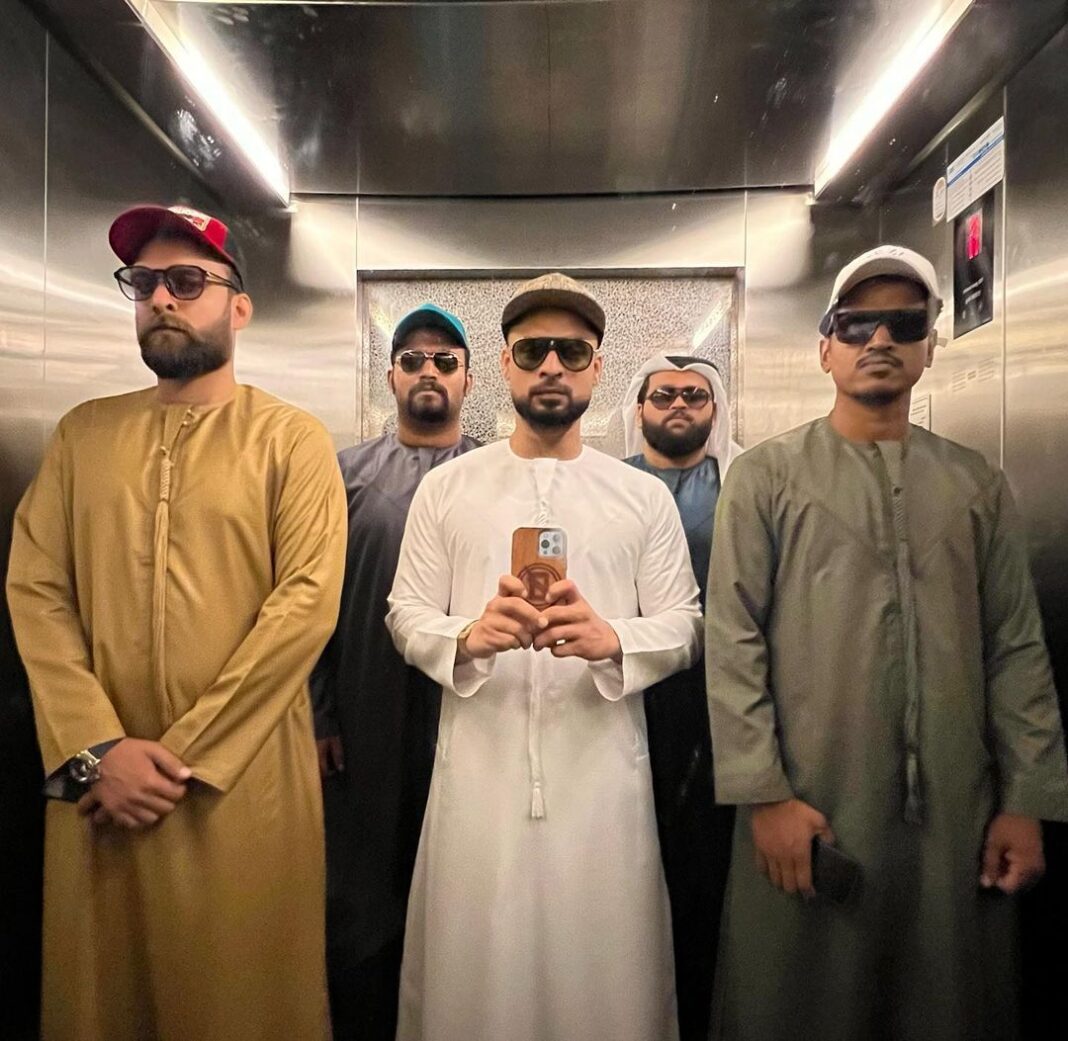 Tovino Thomas Instagram - Waiting for SI Reji to join !! #mandatorymirrorselfie @austiieee @adhri_joe @swathi.das.prabhu @lukman_avaran @shinetomchacko_official @thallumaala 📸 @tovinothomas 😋