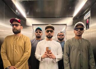 Tovino Thomas Instagram - Waiting for SI Reji to join !! #mandatorymirrorselfie @austiieee @adhri_joe @swathi.das.prabhu @lukman_avaran @shinetomchacko_official @thallumaala 📸 @tovinothomas 😋