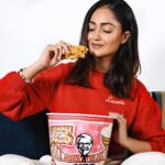 Tridha Choudhury Instagram - My birth place, aamar bari - Kolkata, always reminds me of colonial architecture, delicious food and family bond. This city of joy has my heart ♥️and @kfcindia_official celebrates my favourite city with a very special bucket ♥️ To celebrate being 600 restaurants strong in India, KFC India partnered with budding artists to create unique bucket designs, representing each of the cities that they are now present in. Here’s to the beautiful Kolkata city bucket, designed by Ritika Gupta as part of this Bucket Canvas campaign 🎨💫 #KFCBucketCanvas #KFCIndia #Milestone #Design #celebration #fingerlickinggood #foodstagram #foodforfoodies ♥️