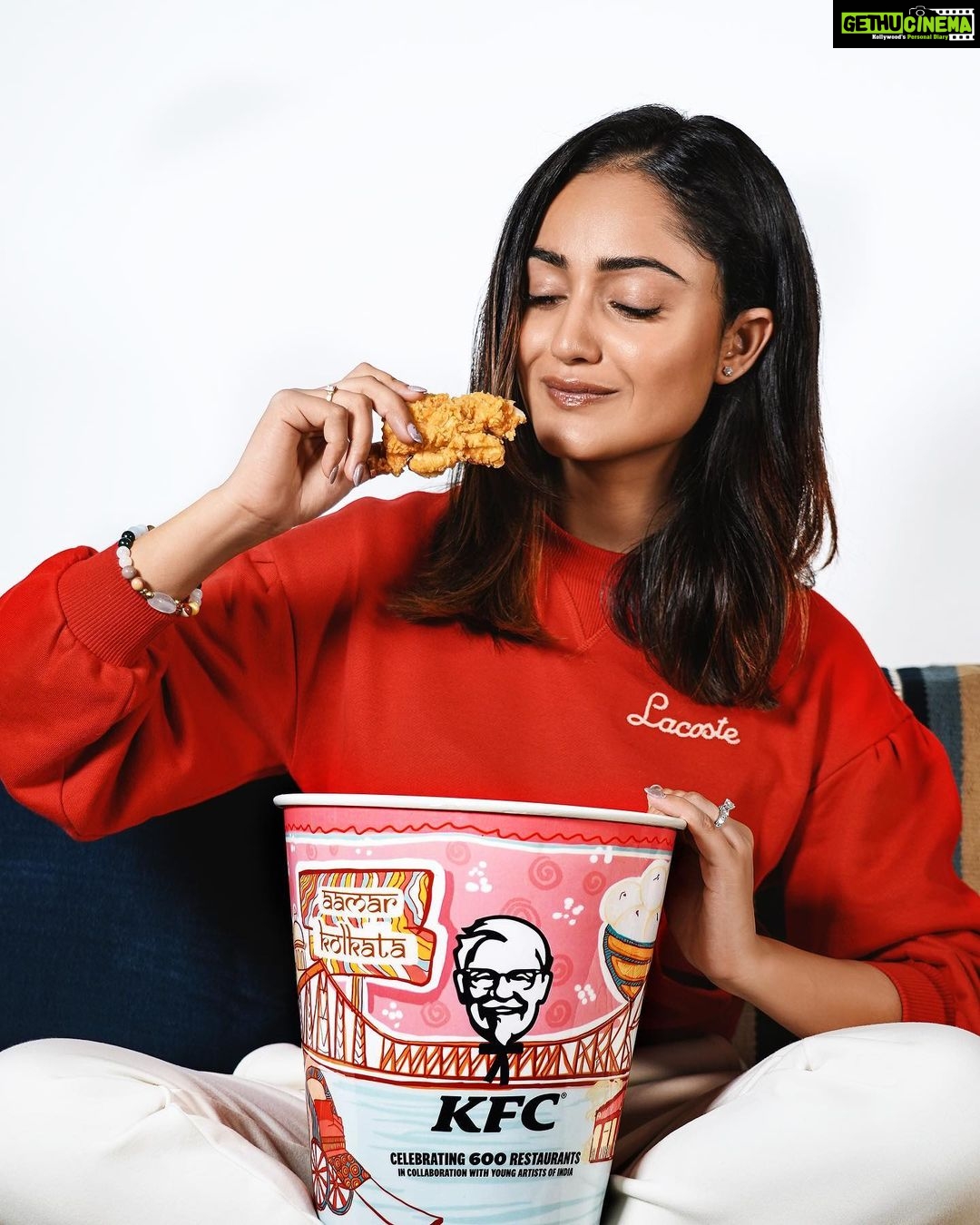 Tridha Choudhury Instagram - My birth place, aamar bari - Kolkata, always reminds me of colonial architecture, delicious food and family bond. This city of joy has my heart ♥️and @kfcindia_official celebrates my favourite city with a very special bucket ♥️ To celebrate being 600 restaurants strong in India, KFC India partnered with budding artists to create unique bucket designs, representing each of the cities that they are now present in. Here’s to the beautiful Kolkata city bucket, designed by Ritika Gupta as part of this Bucket Canvas campaign 🎨💫 #KFCBucketCanvas #KFCIndia #Milestone #Design #celebration #fingerlickinggood #foodstagram #foodforfoodies ♥️