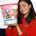Tridha Choudhury Instagram - My birth place, aamar bari - Kolkata, always reminds me of colonial architecture, delicious food and family bond. This city of joy has my heart ♥️and @kfcindia_official celebrates my favourite city with a very special bucket ♥️ To celebrate being 600 restaurants strong in India, KFC India partnered with budding artists to create unique bucket designs, representing each of the cities that they are now present in. Here’s to the beautiful Kolkata city bucket, designed by Ritika Gupta as part of this Bucket Canvas campaign 🎨💫 #KFCBucketCanvas #KFCIndia #Milestone #Design #celebration #fingerlickinggood #foodstagram #foodforfoodies ♥️