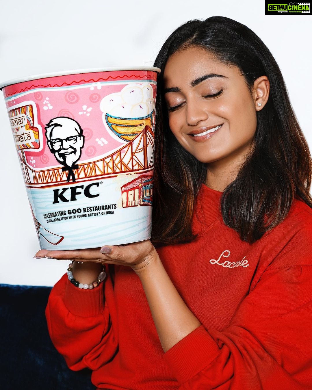 Tridha Choudhury Instagram - My birth place, aamar bari - Kolkata, always reminds me of colonial architecture, delicious food and family bond. This city of joy has my heart ♥️and @kfcindia_official celebrates my favourite city with a very special bucket ♥️ To celebrate being 600 restaurants strong in India, KFC India partnered with budding artists to create unique bucket designs, representing each of the cities that they are now present in. Here’s to the beautiful Kolkata city bucket, designed by Ritika Gupta as part of this Bucket Canvas campaign 🎨💫 #KFCBucketCanvas #KFCIndia #Milestone #Design #celebration #fingerlickinggood #foodstagram #foodforfoodies ♥️