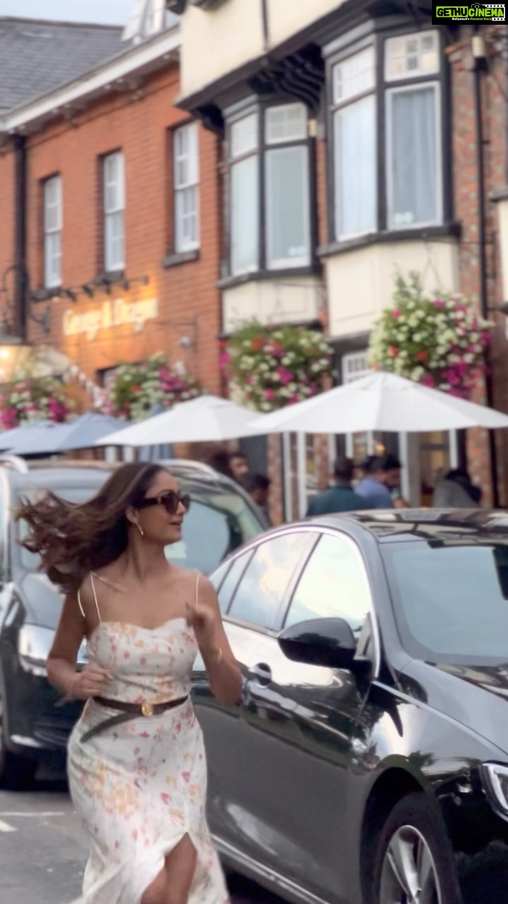 Tridha Choudhury Instagram - Pretty woman meets the Runaway bride 🧡 #prettywoman #prettywomanmovie #runawaybride #runawaywithme #streetsoflondon #filmcommunity #filmcrew #filmmaking #filmproduction Marlow, Buckinghamshire