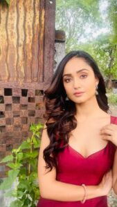Tridha Choudhury Instagram - Get a girl who can do both 🍷

#bikiniseason #shaadiseason #hotlinebling #thinkshaadi