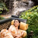 Tridha Choudhury Instagram – Romance is in the Rains @theleelapalacebengaluru 🍀

#travelwithtridha #naturehealing #naturewalk #hotelsandresorts #hotelsofindia #staycations #beautifulhotels #beautifulhotelsoftheworld