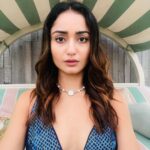 Tridha Choudhury Instagram – Every time I think of a nice Burger 🍔 

Which food item would you think of to this song ??? 🍔

#foodgasmic #foodgasms #foodinsta