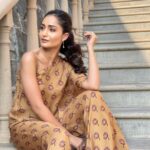 Tridha Choudhury Instagram - ⭐️Shubho Shoshti ⭐️ - Day 6 of Durga Puja Ethnic printed coord set for a Fun Indo -western look ⭐️ #durgapujo2021 #durgapujo #festivefashion #festivecollection #festivewear