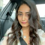 Tridha Choudhury Instagram – Mumbai traffic teaches you to optimise time & Style your hair in the comfort of your car 🍀

#justtridding #mumbaitraffic #traffic #trafficlights #stylediary #stylewithtridha #hairstylesforgirls #haircare #curlyhairstyles
