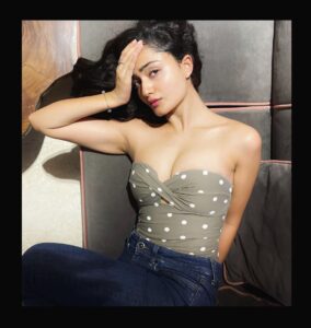 Tridha Choudhury Instagram - How to pose with a Headache 💭

Thoughts??? 💭💭💭

#justtridding #houseparty #housesofinstagram #poseforthecamera #shootdiaries