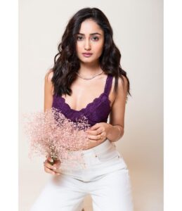Tridha Choudhury Instagram - ‘Forget boys, Keep your eyes on the prize’💜 - #justtridding 💜

Captured by @pixelamalgam 
Makeup by @mainak.mk_up 💜

#blairwaldorf #gossipgirl #flowergram #editorialphotoshoot #beautyphotoshoot