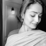Tridha Choudhury Instagram - ‘The Beauty you see in me is a Reflection of you ‘🍀- Rumi #rumiquotes #rumi #quotestoliveby #quotestoremember #nevergiveup #blackandwhite #blackandwhiteportrait #indiancinema #indiansaree #indiangirl