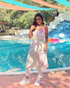 Tridha Choudhury Instagram - ‘Yes... That’s how you Team Sneakers with a Salwar Kurta ( My version of it ) ‘😆- #misstriouslyyours #holi2021 #holidayseason #holifestival #march2021 #sneakerslover #indianwedding #indianwear