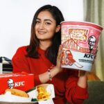 Tridha Choudhury Instagram – My birth place, aamar bari –  Kolkata, always reminds me of colonial architecture, delicious food and family bond. 

This city of joy has my heart ♥️and @kfcindia_official celebrates my favourite city with a very special bucket ♥️

To celebrate being 600 restaurants strong in India, KFC India partnered with budding artists to create unique bucket designs, representing each of the cities that they are now present in. 

Here’s to the beautiful Kolkata city bucket, designed by Ritika Gupta as part of this Bucket Canvas campaign 🎨💫

#KFCBucketCanvas #KFCIndia #Milestone #Design #celebration #fingerlickinggood #foodstagram #foodforfoodies ♥️
