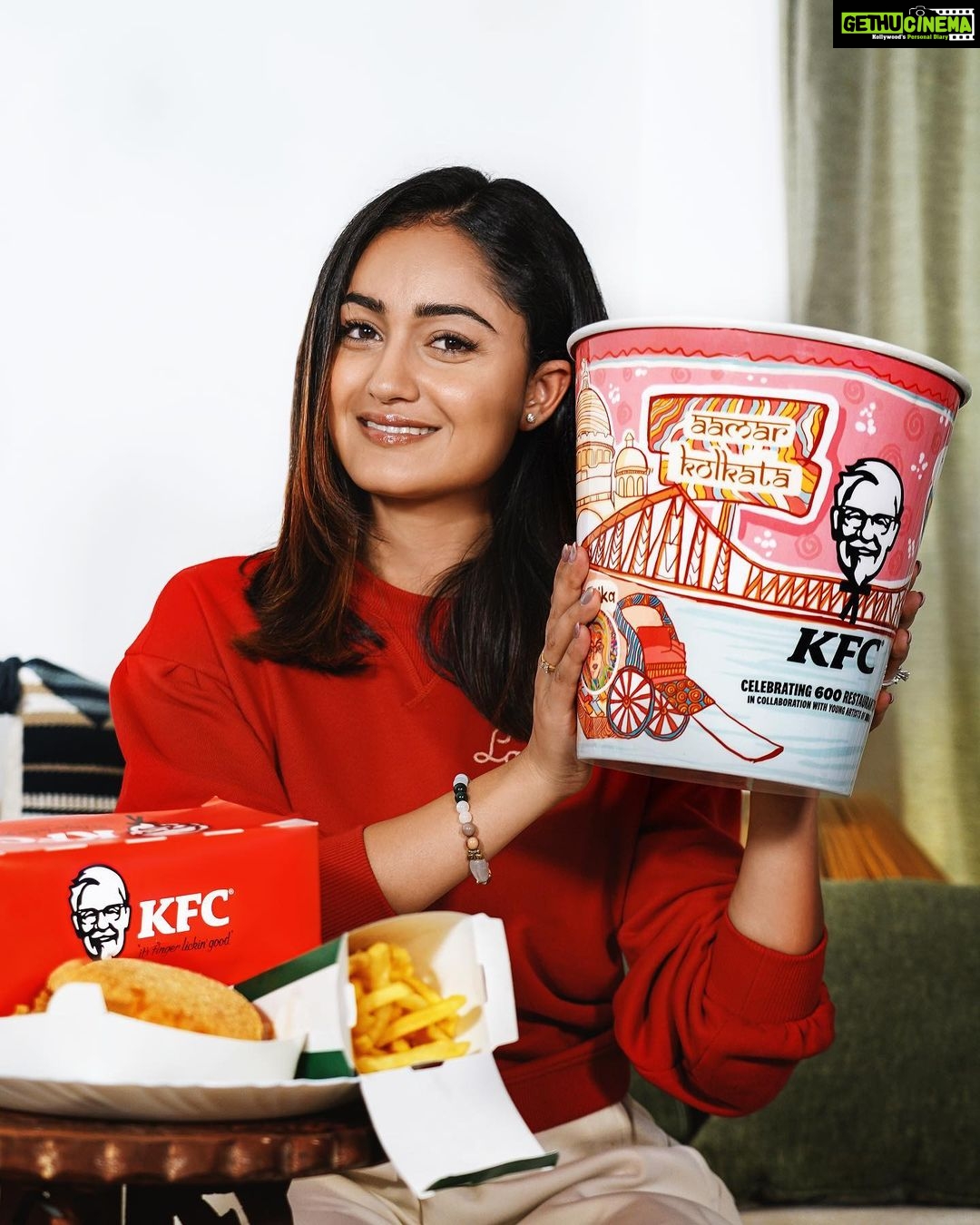 Tridha Choudhury Instagram - My birth place, aamar bari - Kolkata, always reminds me of colonial architecture, delicious food and family bond. This city of joy has my heart ♥️and @kfcindia_official celebrates my favourite city with a very special bucket ♥️ To celebrate being 600 restaurants strong in India, KFC India partnered with budding artists to create unique bucket designs, representing each of the cities that they are now present in. Here’s to the beautiful Kolkata city bucket, designed by Ritika Gupta as part of this Bucket Canvas campaign 🎨💫 #KFCBucketCanvas #KFCIndia #Milestone #Design #celebration #fingerlickinggood #foodstagram #foodforfoodies ♥️