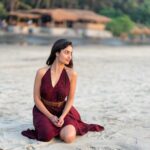 Tridha Choudhury Instagram - Playing Hide & Seek with the Sun 🤩 #sunset #sunsetphotography #sunisup #beachvibes #beachdayeveryday #beachdays