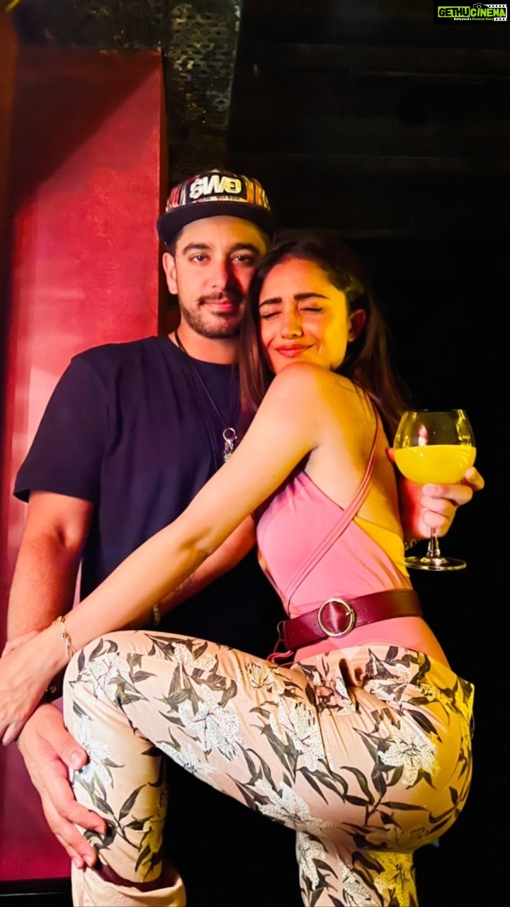 Tridha Choudhury Instagram - Here’s to all of you who have made me smile for the past 3 months 🥂 I’ll get tired of tagging… so please find yourself in my heart 💛 In order of appearance- @meghnabarwa_6 @swastighosal @trishnachoudhury @princerish @suyash_s @yashvi_ahluwalia @nikitapshah @shivmasand @chandnianzar @nurul_ayan @roopangi_vakharia @riya.majumdar @sevinakahlon @arcanemusic__ @rishi1595 @azaan_sait 🥂 #thankfulgratefulblessed #friendsreunion #friendsnotfood #newfriends #friendshipday #oldfriends