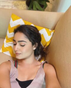 Tridha Choudhury Instagram - Haan ji...main Makeup laga ke soti hoon 💋

#makeuplooks #makeuptutorials #makeuplove #behindthescenes #skincare #skincarecommunity