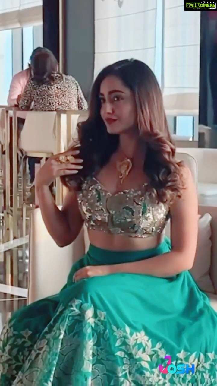 Tridha Choudhury Instagram - Gaana sahi hain na ??? 🤩🤩🤩#coolieno1 #bollywoodsongs #bollywoodstyle #bollywoodmovies #bollywooddance #behindthescenes #photoshootsession