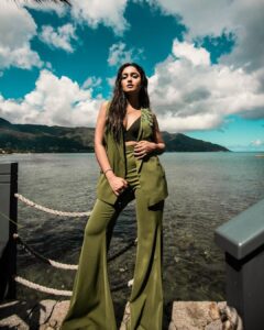 Tridha Choudhury Instagram - Bhabhi kisko bola ??? 🌿

#humour #justforlaughs #travelwithtridha #traveltherapy #coolieno1 #bollywoodmemes #bollywoodmovies