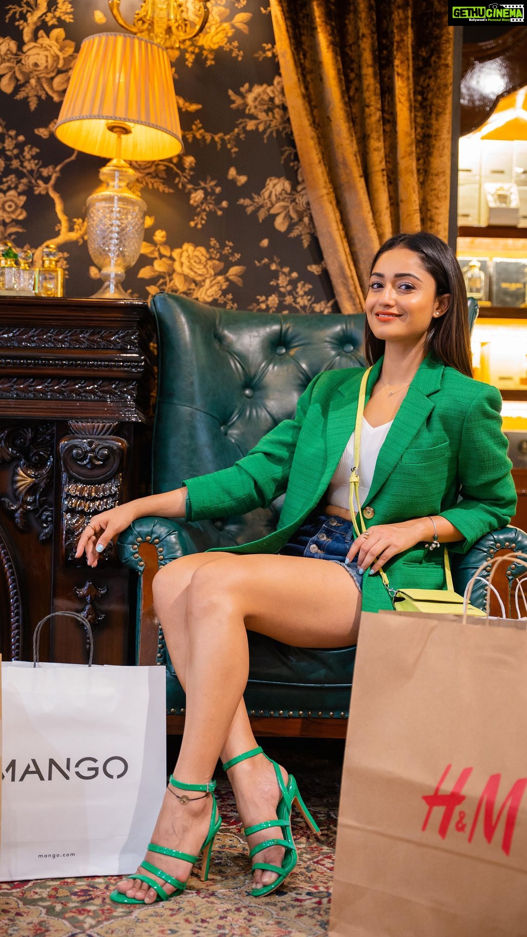 Tridha Choudhury Instagram - I shopped my heart out at the End of Season Sale at @phoenixmctypune 💛All my favourite brands under one roof and of course the Sale upto 50% made my shopping even more worthy💛 So head to Phoenix Marketcity Pune and grab it all at upto 70% OFF at their End of Season Sale. Last few days left. Rush now💛 #PhoenixMarketcityPune #TheGoodLife #EOSS #sale #shoptillyoudrop #shoppingindia #confessionsofashopaholic #shopaholics #shopaholic #shoppingmode