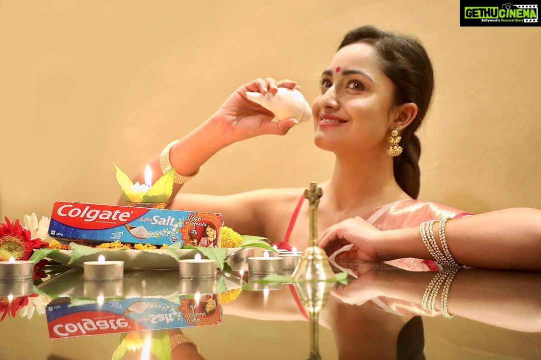 Tridha Choudhury Instagram - Pujo is just few days away and I cannot contain my Excitement !🌺Today, I came across this Beautiful pack of Colgate Active Salt and my heart skipped in joy🌺 It took me back to my favourite childhood memories when Baba used to get everything new for Pujo. I remember stealing the Puja paraphernalia and pretending to be a priest myself. So here I am, recreating my Pujo memories as a Priest and blowing the Shaankh 🌺 What are your favourite memories of Pujo? Tell me how you are preparing for Pujo this year and you may get to be on a LIVE video call session with ME! 🌺Some of you will also win lovely gift hampers from Colgate Active Salt! 🌺 Leave your comments below 🌺 I cannot wait to meet some of you virtually !!!🌺So hurry up and keep posting! @colgatein 🌺 #colgatepujorhaashi #durgapujo2020 #durgapujo #kolkatadiaries #durgapuja2020 Captured by @madycinematography 🌺 Styled by @trishnachoudhury 🌺 Makeup & Hair @roopangi_makeupwali 🌺