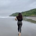 Tridha Choudhury Instagram - Slow motion mein Calorie burn 🍀 #slowmotion #beachrun #beachbodyondemand #cardioday #runfree #beachvacation #goa #goadiaries #morningmotivation #fitnesslifestyle #fitness